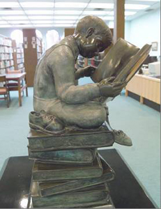 Biblioteca Județeană Mureș - Sculptură copil cu cartea