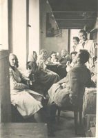 De la stânga spre dreapta - Balról jobbra: Csorba Márta, Szép Anna, Argișan Anamaria, Berkéczi Ilona, Ring Mina, Koffol Katalin(sus), Dimitrie Poptămaș, Benkő János. 1958